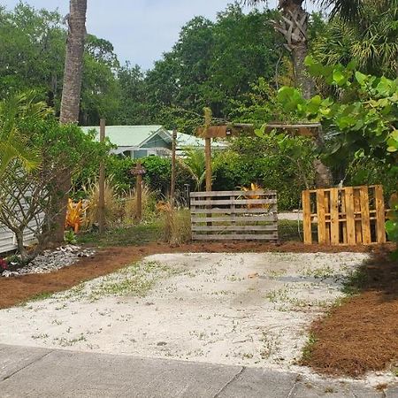 1 Beige Cozy Bungalow Or 1 White Cozy Efficiency Cottage In Titusville Buitenkant foto