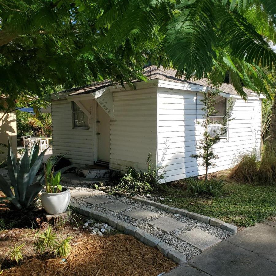 1 Beige Cozy Bungalow Or 1 White Cozy Efficiency Cottage In Titusville Buitenkant foto
