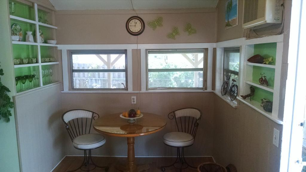 1 Beige Cozy Bungalow Or 1 White Cozy Efficiency Cottage In Titusville Buitenkant foto
