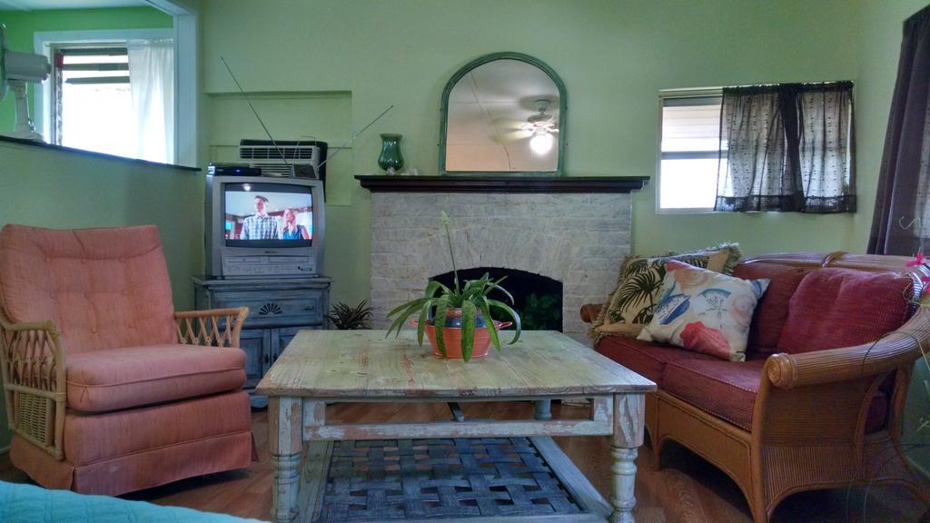 1 Beige Cozy Bungalow Or 1 White Cozy Efficiency Cottage In Titusville Buitenkant foto