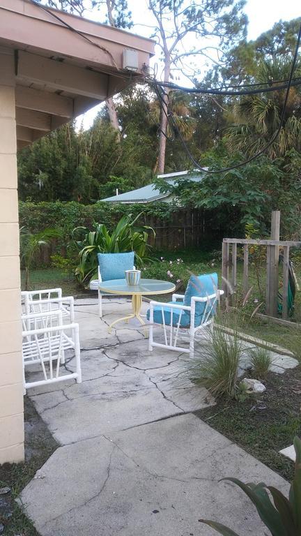 1 Beige Cozy Bungalow Or 1 White Cozy Efficiency Cottage In Titusville Buitenkant foto